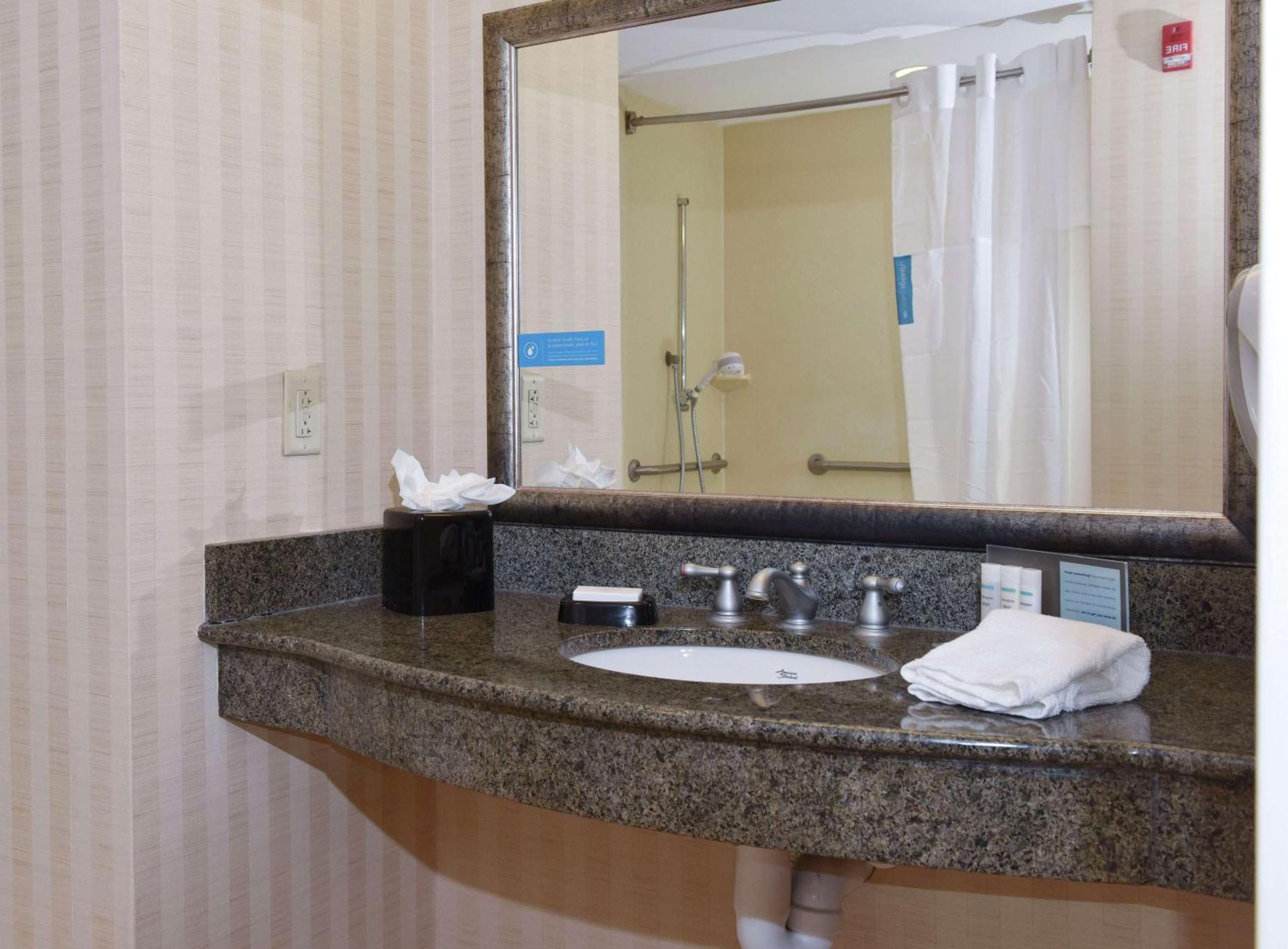 Hampton Inn & Suites Александрия Екстериор снимка